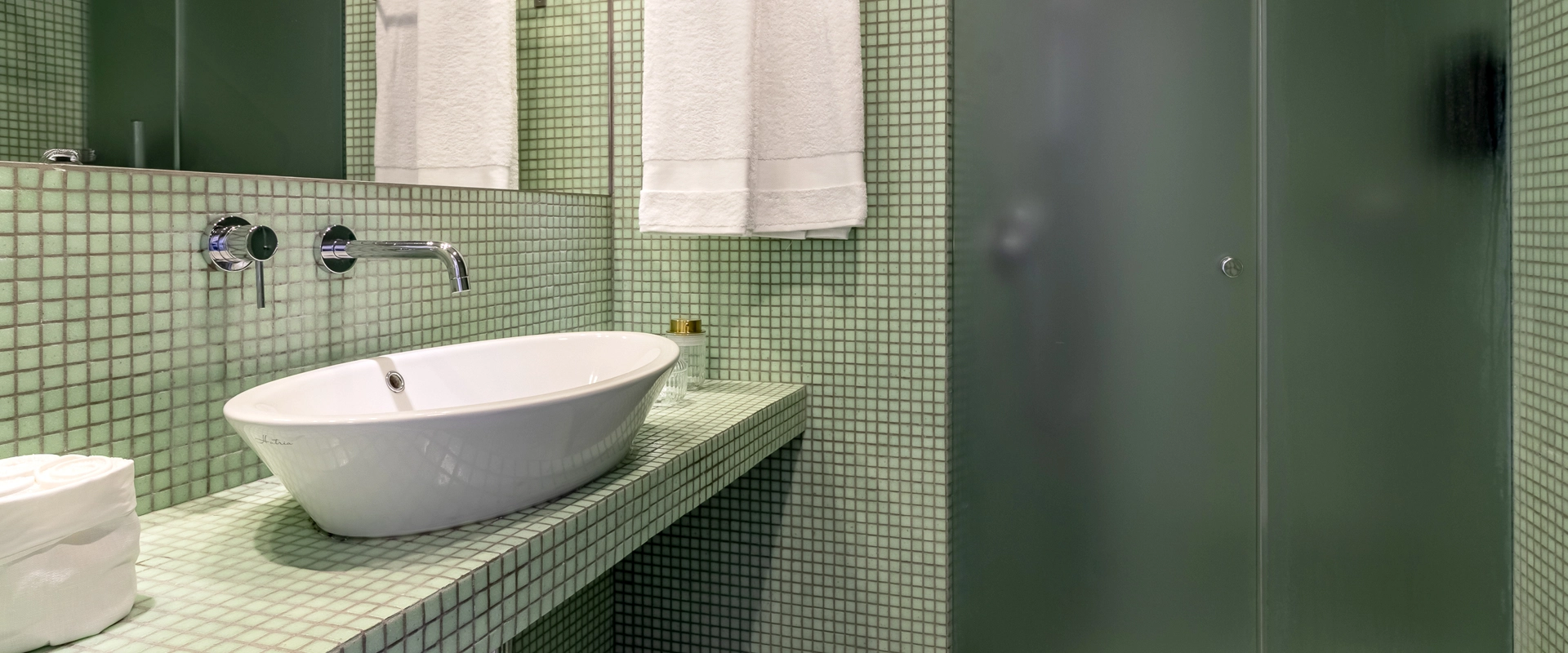 Elegant ensuite bathroom at Villa Amaranta La Spezia Liguria